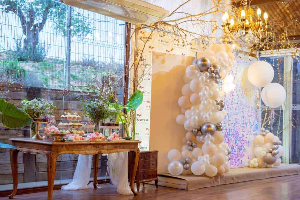 decoración bodas madrid efecto wow con shimmer wall blanca muy brillante y globos