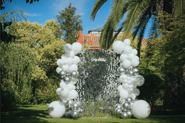 paneles de lentejuelas para eventos al aire libre shimmer wall plateado con globos blancos